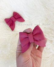 Load image into Gallery viewer, Buckerette bows 🎀 Set of 2 ✌🏻
